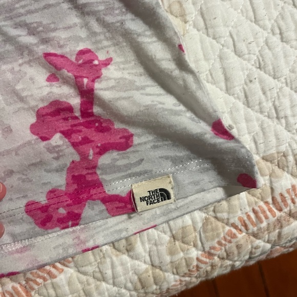 The North Face Pink and White Patterned V-neck T-shirt - Picture 5 of 7